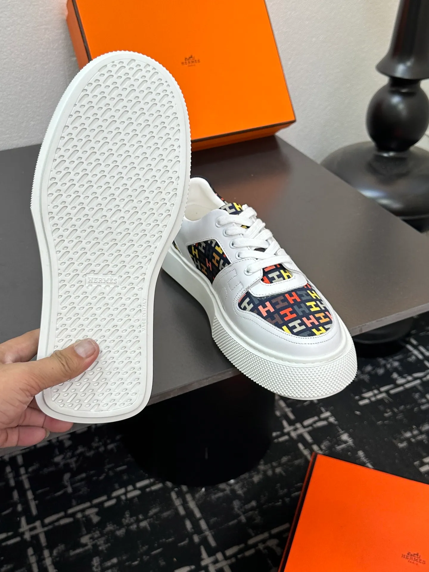 p700💰Men's shoes ❤️❤️Hermes top version# Hermès deep series couple's small white shoes casual skateboard shoes Stylish graphic design to create retro style Upper: cowhide material Lining: sheepskin lining Outsole: TPU outsole Size: 38-45